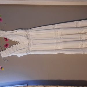 White lace midi sleevless  v neck dress
